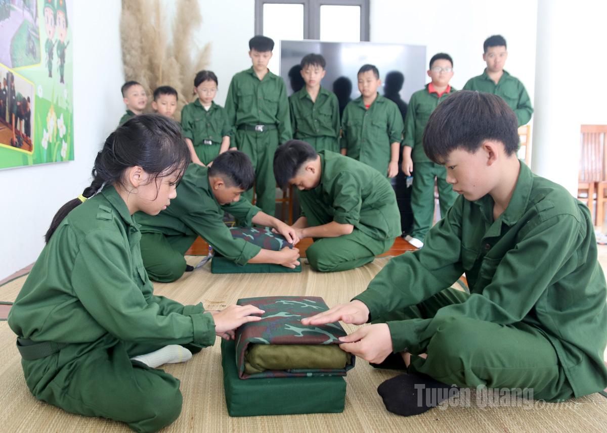 Bài học kỷ luật của các chiến sĩ nhí 
bắt đầu từ chiếc chăn gấp gọn gàng.