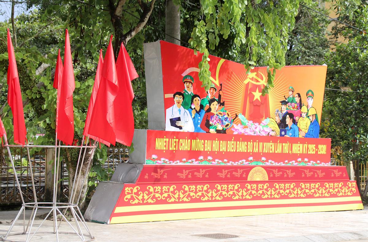 Cụm pa nô lớn tại trục đường trung tâm xã 
chào mừng Đại hội. Ảnh: Biện Luân