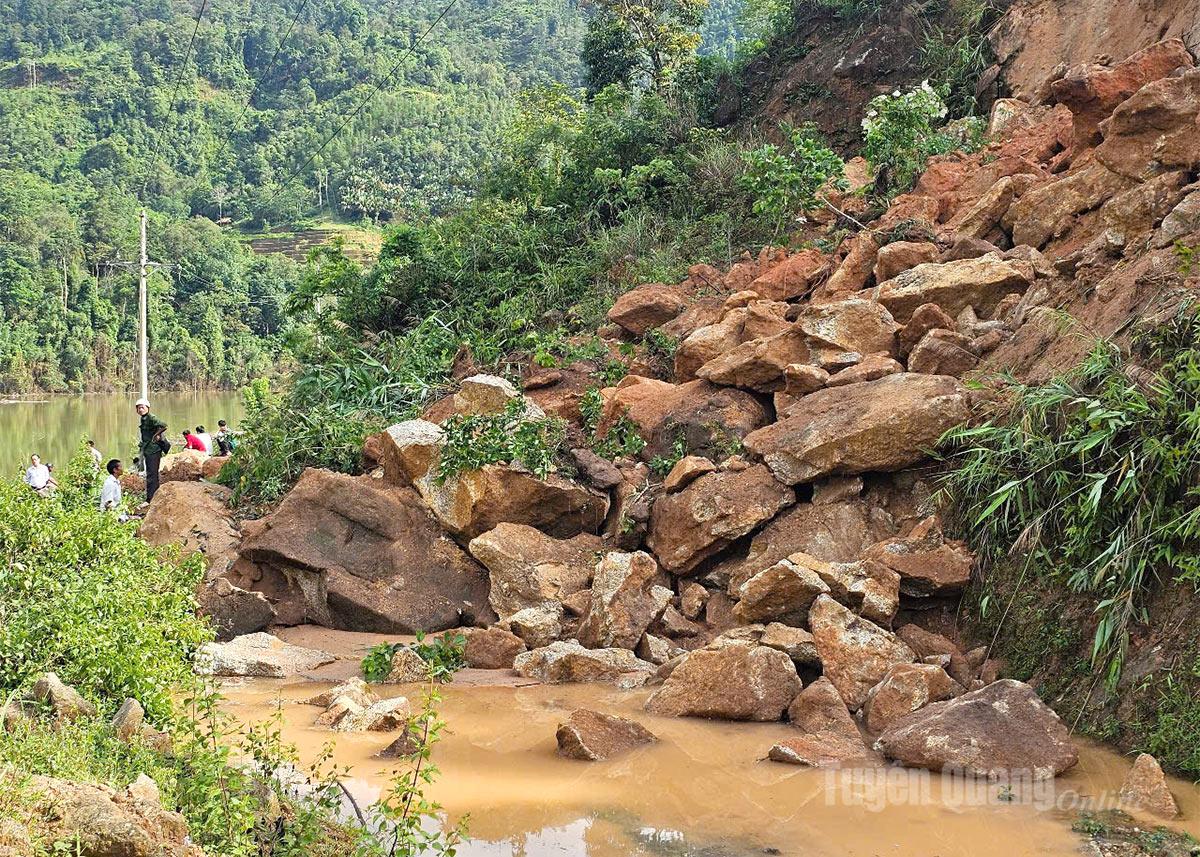 Tuyến đường liên xã Tân Trịnh - Thông Nguyên bị sạt lở gây khó khăn trong việc đi lại của nhân dân.