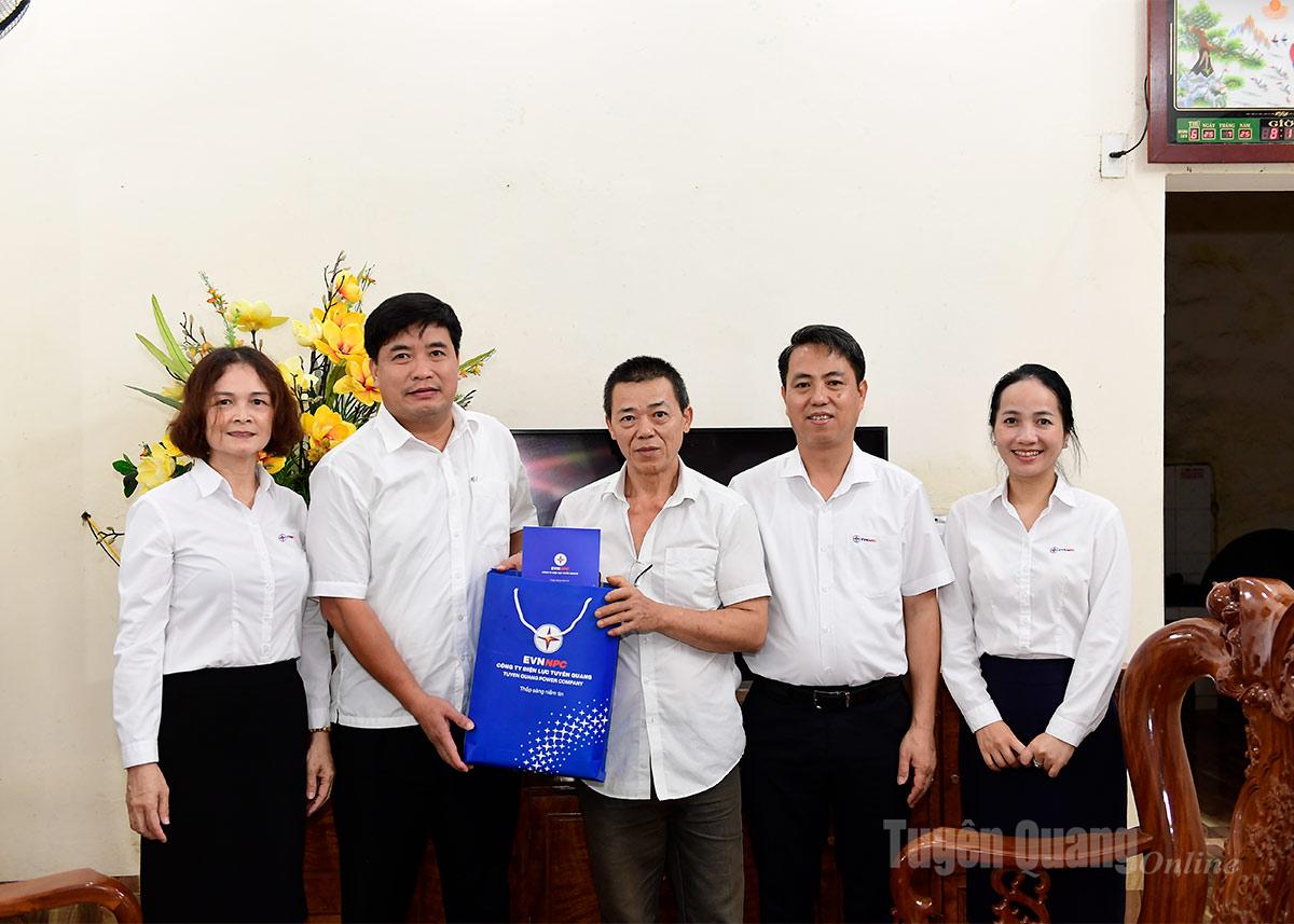 Ông Trần Xuân Hảo, Phó giám đốc Công ty Điện lực Tuyên Quang tặng quà cho ông Ngọc Minh Truyền, thương binh hạng ¼, phường An Tường.