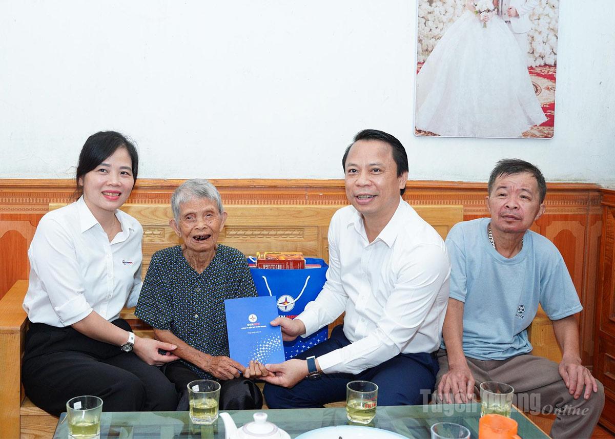 Ông Trần Văn Bằng, Giám đốc Công ty Điện lực Tuyên Quang tặng quà cho Mẹ Việt Nam Anh hùng Lâm Thị Giã, phường Minh Xuân.