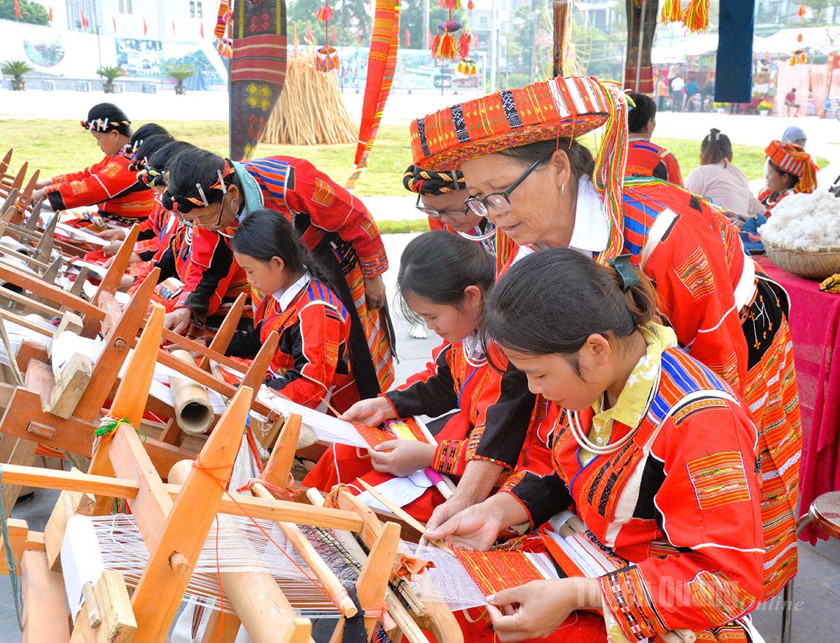 Các nghệ nhân thôn My Bắc, xã Tân Bắc truyền nghề dệt thổ cẩm Pà Thẻn cho thế hệ trẻ.
