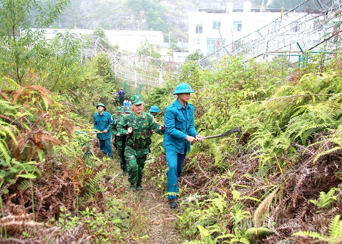 Chiến sĩ Tiểu đội Dân quân thường trực xã Xín Mần phối hợp với Bộ đội Biên phòng tuần tra biên giới.