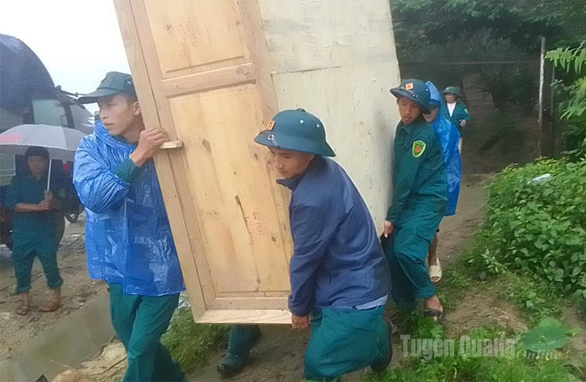 Tiểu đội Dân quân thường trực xã Xín Mần giúp dân di chuyển đồ đạc trong mùa mưa lũ.
