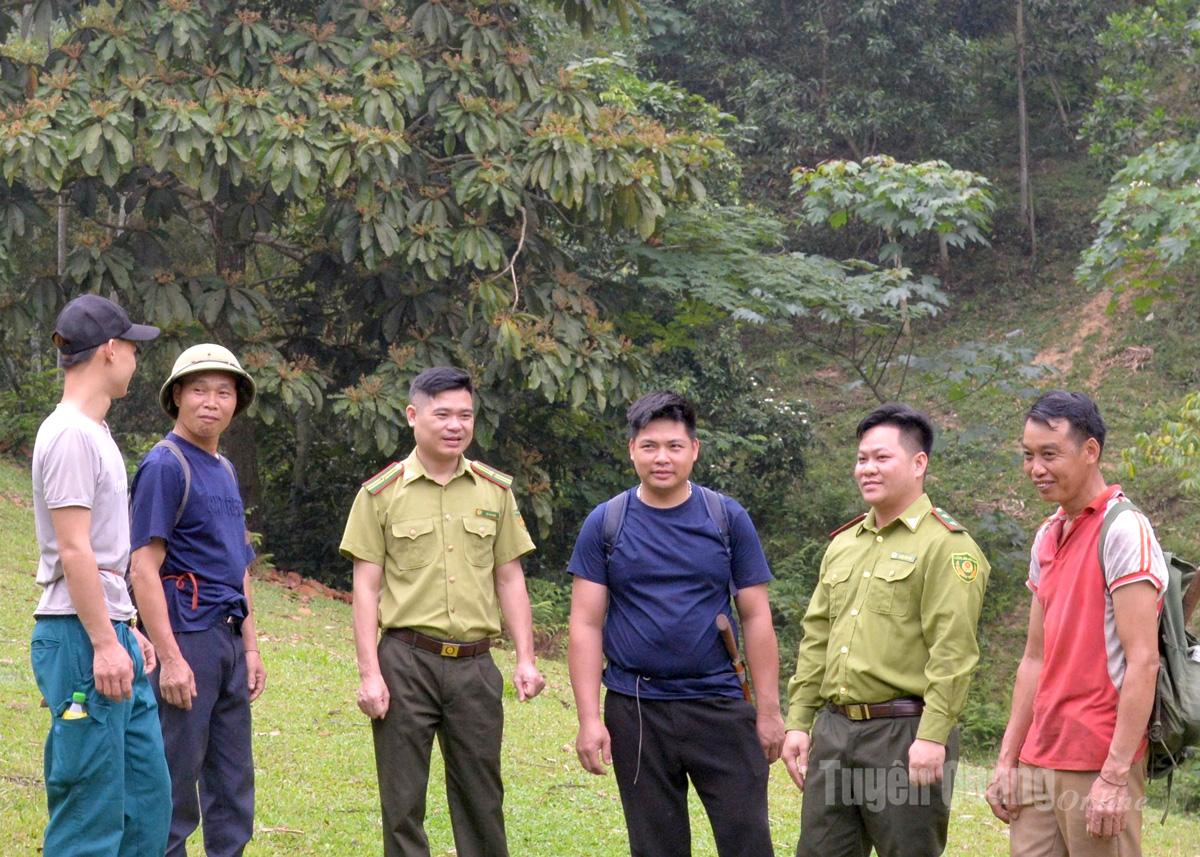 Cán bộ Hạt Kiểm lâm khu vực VIII tuyên truyền công tác bảo vệ rừng cho người dân thôn Khun, xã Bằng Lang.