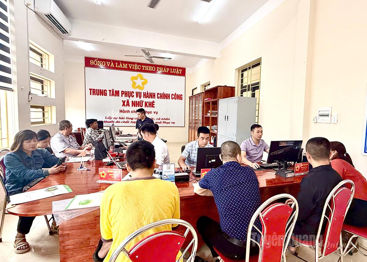 Trung tâm Phục vụ hành chính công xã Nhữ Khê giải quyết thủ tục cho người dân.