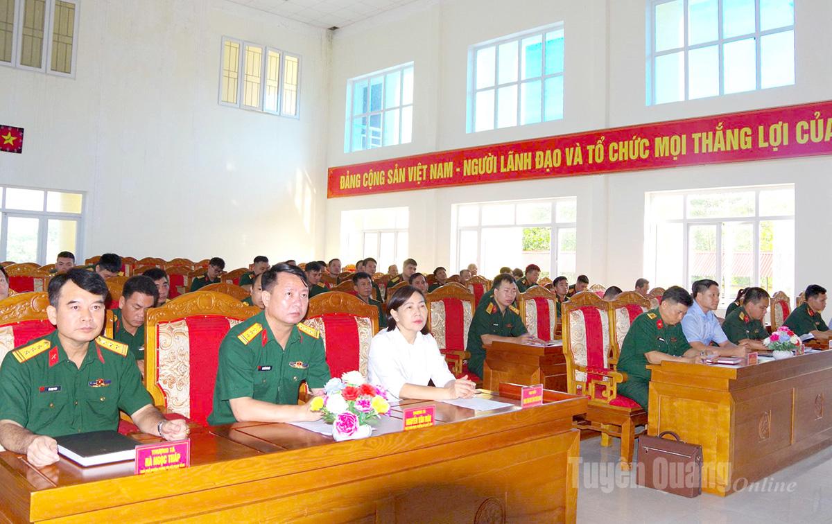 Các đại biểu và học viên dự bế mạc lớp tập huấn.