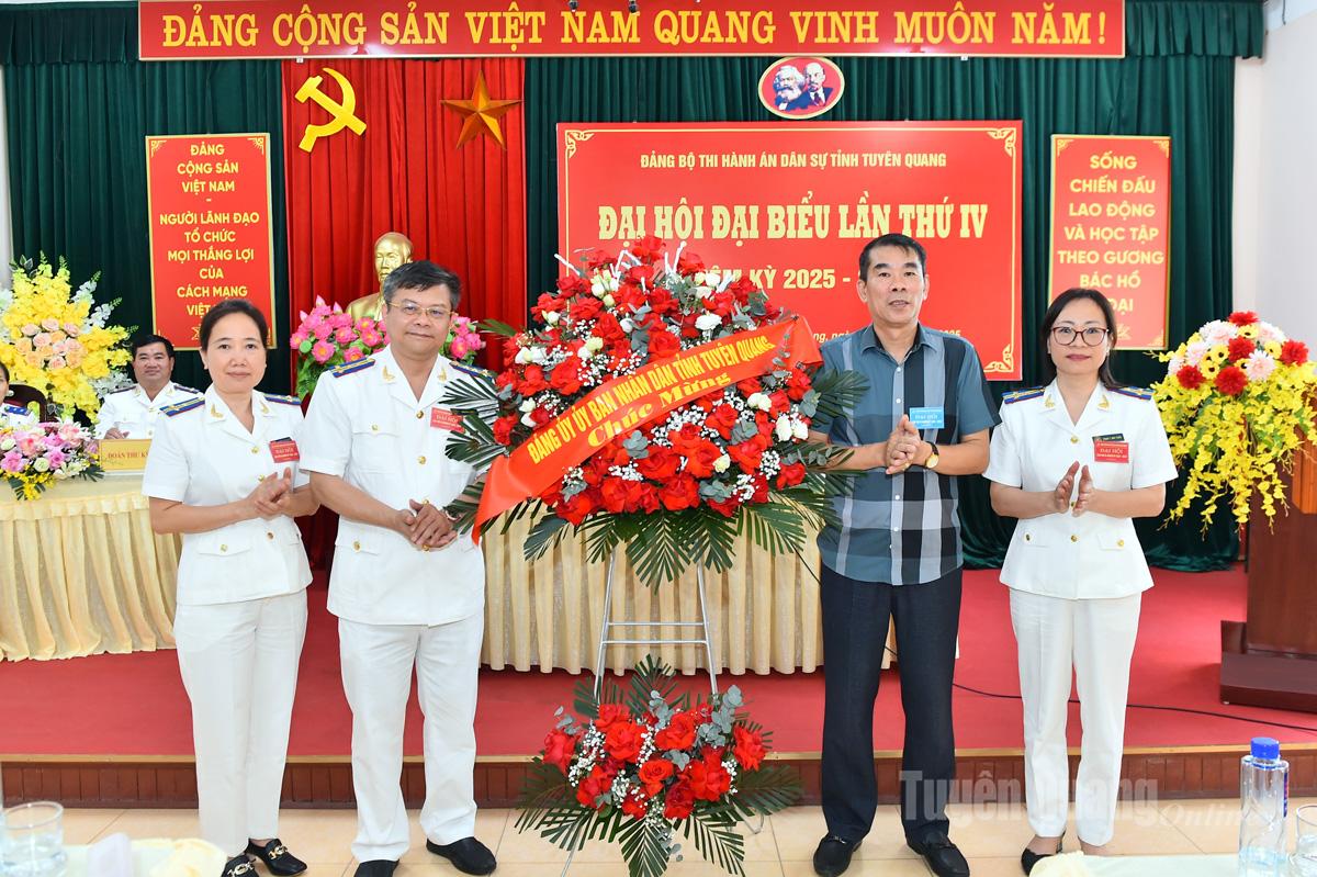 Đồng chí Ngô Xuân Nam, Phó Bí thư chuyên trách Đảng ủy UBND tỉnh tặng hoa chúc mừng Đại hội Đảng bộ Thi hành án. Ảnh: Thanh Phúc