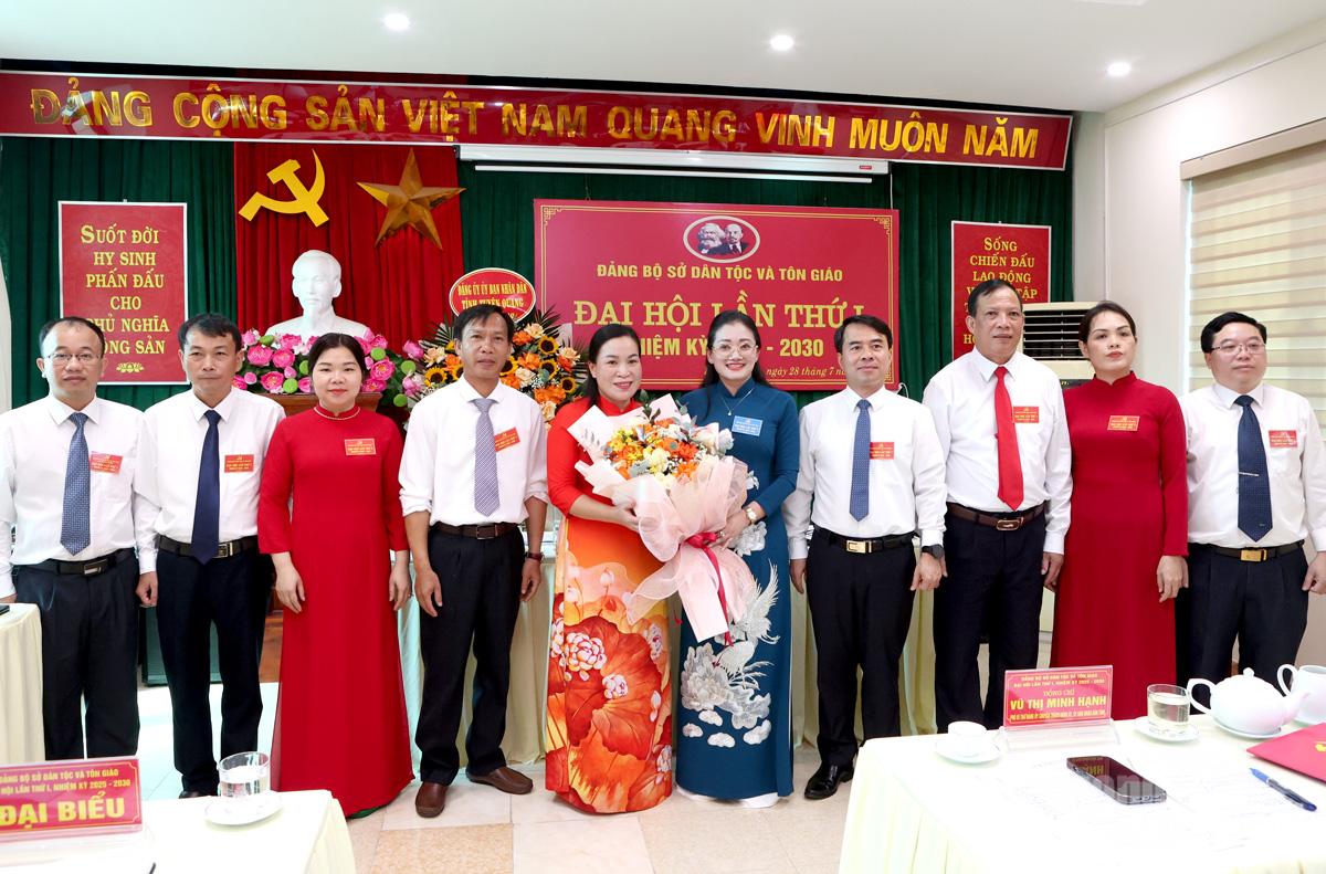Đồng chí Vũ Thị Minh Hạnh, Phó Bí thư chuyên trách Đảng ủy UBND tỉnh tặng hoa chúc mừng BCH Đảng bộ Sở Dân tộc và Tôn giáo, nhiệm kỳ 2025-2030.