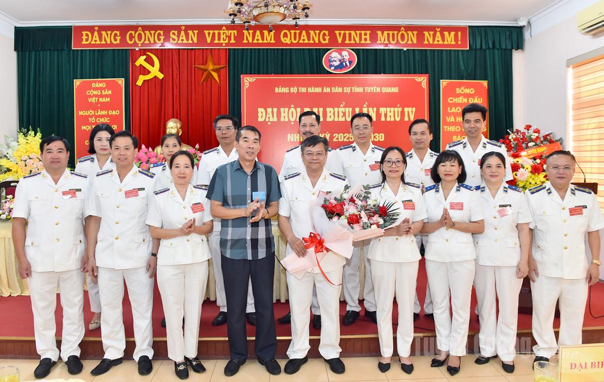 Đồng chí Ngô Xuân Nam, Phó Bí thư chuyên trách Đảng ủy UBND tỉnh tặng hoa chúc mừng BCH Đảng bộ Thi hành án tỉnh. Ảnh: Thanh Phúc