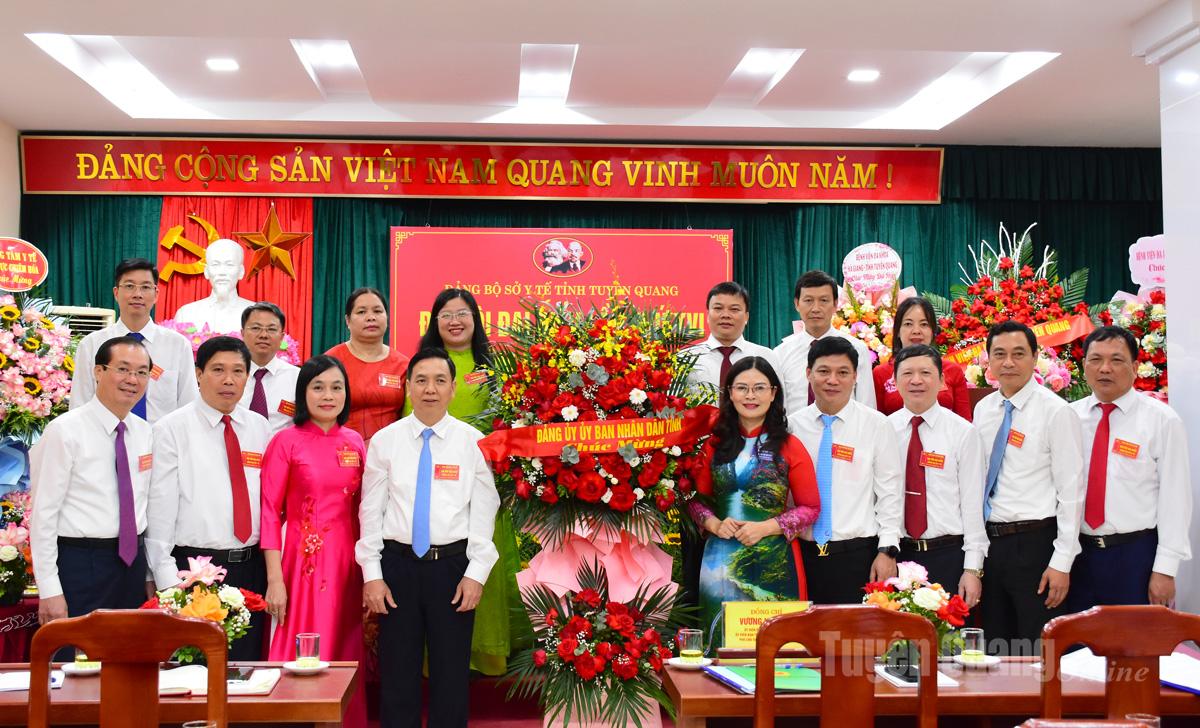 Đồng chí Vương Ngọc Hà, Uỷ viên Ban Thường vụ Tỉnh uỷ, Uỷ viên Ban Thường vụ Đảng uỷ UBND tỉnh, Phó Chủ tịch UBND tỉnh tặng hoa chúc mừng thành công Đại hội. Ảnh: Minh Hoa