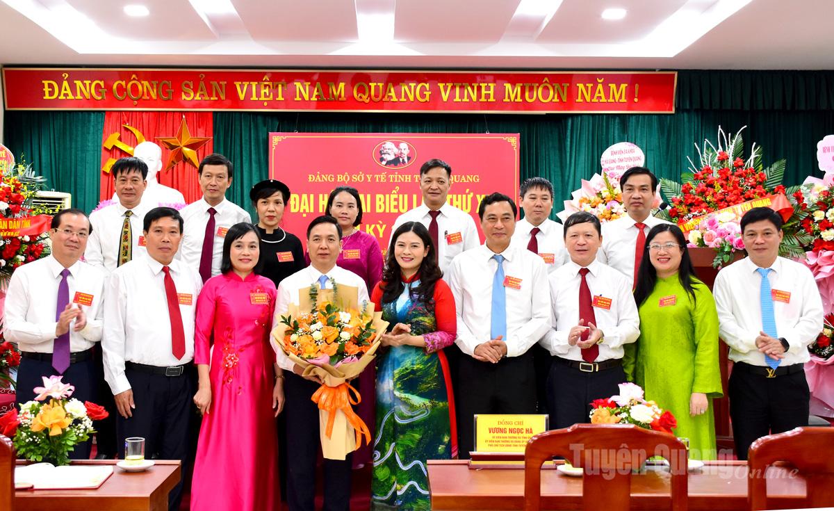 Đồng chí Vương Ngọc Hà, Uỷ viên Ban Thường vụ Tỉnh uỷ, Uỷ viên Ban Thường vụ Đảng uỷ UBND tỉnh, Phó Chủ tịch UBND tỉnh tặng hoa chúc mừng BCH Đảng bộ Sở Y tế nhiệm kỳ 2025-2030. Ảnh: Minh Hoa