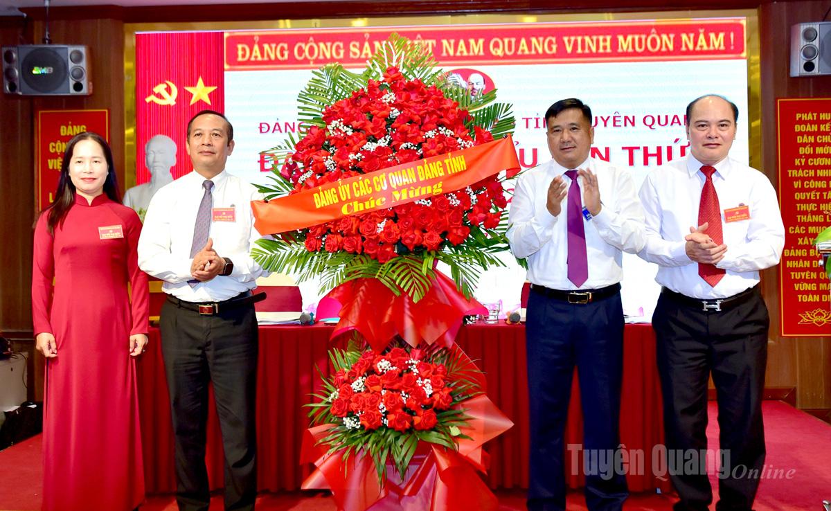 Đồng chí Phó Chủ tịch Thường trực HĐND tỉnh Hầu Minh Lợi tặng hoa chúc mừng Đại hội. Ảnh: Lý Thịnh