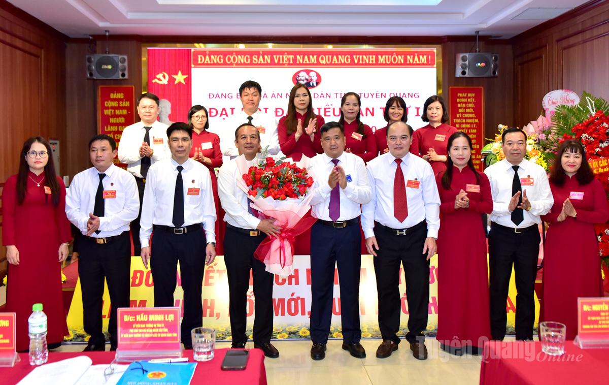 Đồng chí Phó Chủ tịch Thường trực HĐND tỉnh Hầu Minh Lợi tặng hoa chúc mừng BCH Đảng bộ TAND tỉnh nhiệm kỳ 2025 - 2030. Ảnh: Lý Thịnh