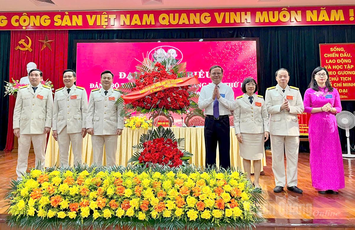 Đồng chí Nguyễn Mạnh Tuấn, Phó Chủ tịch UBND tỉnh tặng hoa chúc mừng Đại hội. Ảnh: Thanh Phúc