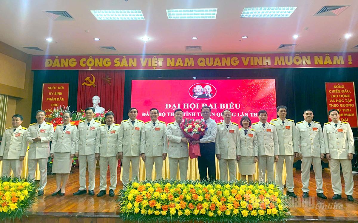 Đồng chí Nguyễn Mạnh Tuấn, Phó Chủ tịch UBND tỉnh tặng hoa chúc mừng BCH Đảng bộ Thuế tỉnh Tuyên Quang. Ảnh: Thanh Phúc