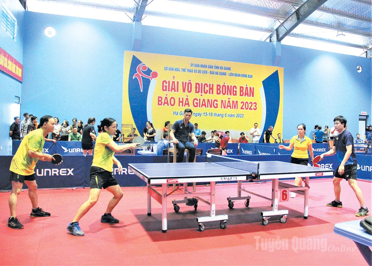 Ông Hoàng Hữu Viên và bà Hoàng Thị Vân (bên trái) tranh tài tại giải bóng bàn của tỉnh.