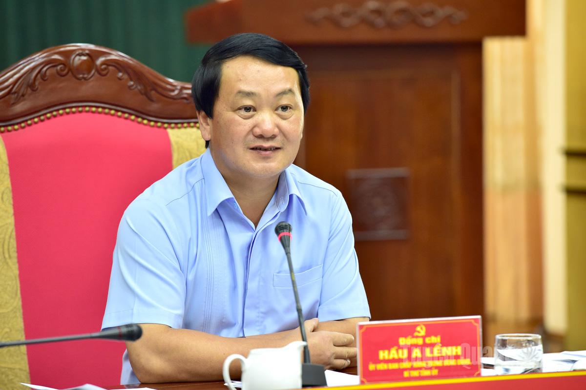 Đồng chí Bí thư Tỉnh ủy Hầu A Lềnh chủ trì cuộc họp.