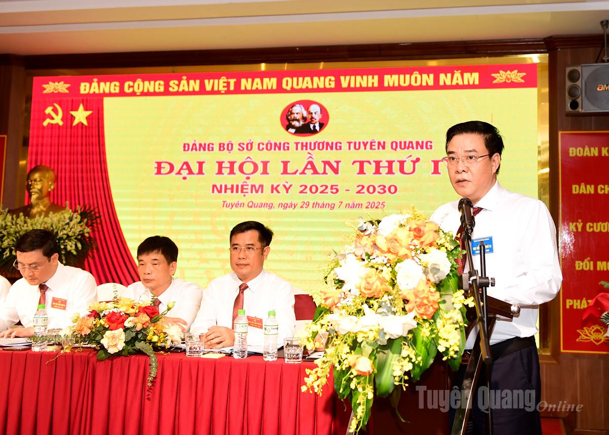 Đồng chí Hoàng Gia Long, Ủy viên Ban Thường vụ Tỉnh ủy, Phó Chủ tịch UBND tỉnh, Phó Bí thư Đảng ủy UBND tỉnh phát biểu chỉ đạo Đại hội Đảng bộ Sở Công thương.