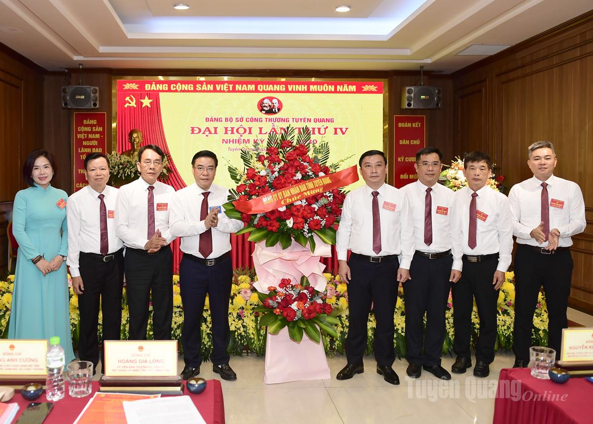 Đồng chí Hoàng Gia Long, Ủy viên Ban Thường vụ Tỉnh ủy, Phó Chủ tịch UBND tỉnh, Phó Bí thư Đảng ủy UBND tỉnh tặng hoa chúc mừng Đại hội.