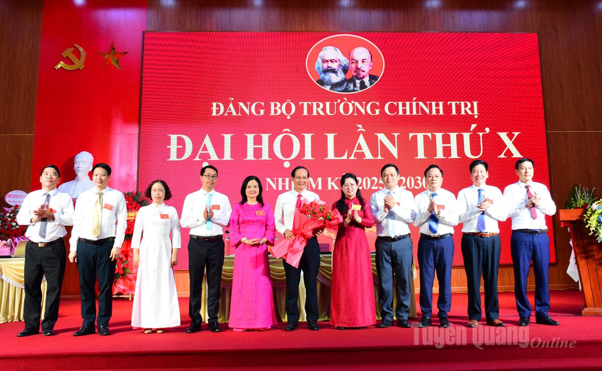 Đồng chí Nguyễn Thu Hường, Phó Bí thư chuyên trách Đảng ủy các cơ quan Đảng tỉnh tặng hoa chúc mừng Ban chấp hành khoá mới Trường Chính trị tỉnh. Ảnh: Minh Hoa