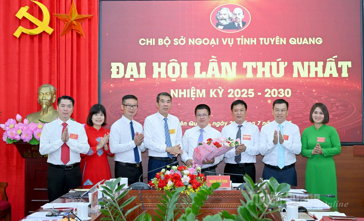 Lãnh đạo Đảng uỷ Uỷ ban nhân dân tỉnh chúc mừng Ban Chấp hành Chi bộ Sở Ngoại vụ tỉnh khóa mới. Ảnh: Quang Hòa