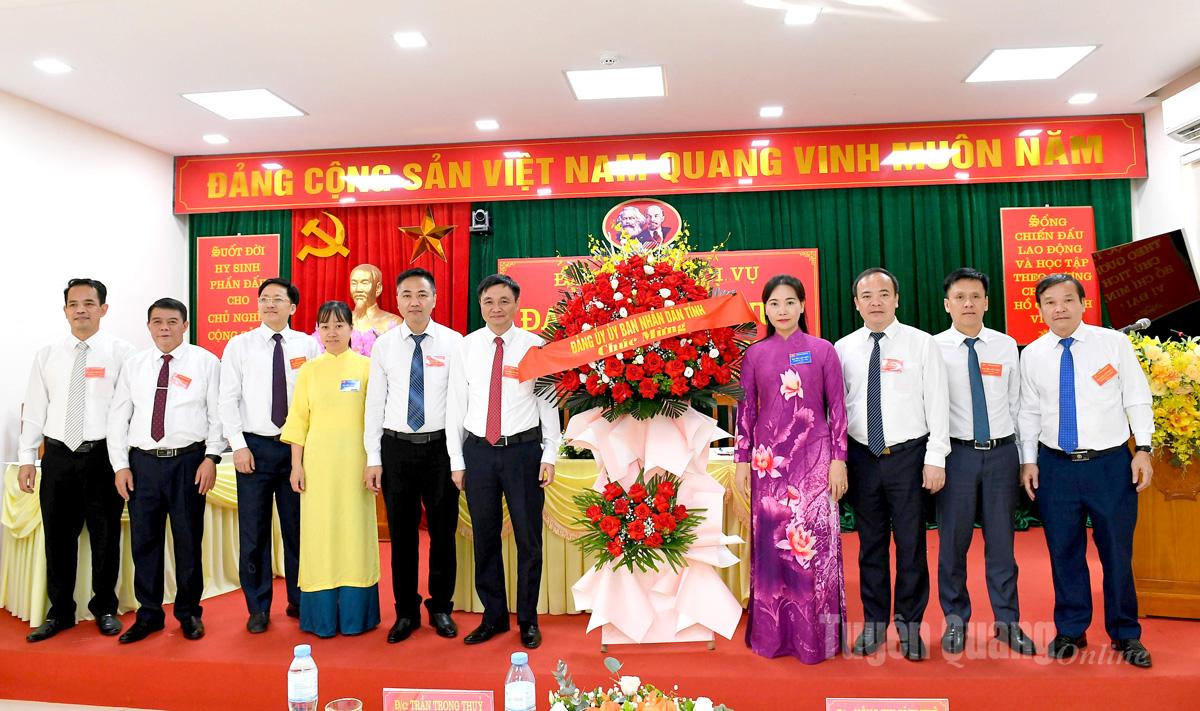 Đồng chí Nông Thị Bích Huệ, Ủy viên Ban Thường vụ Tỉnh ủy, Phó Bí thư Thường trực chuyên trách Đảng ủy UBND tỉnh tặng hoa chúc mừng đại hội. Ảnh: Huy Hoàng