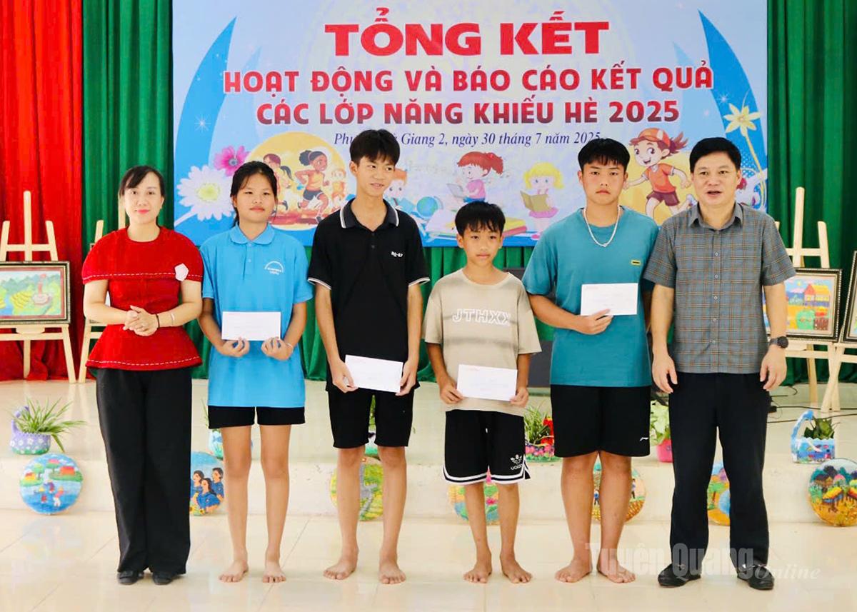 Lãnh đạo Tỉnh đoàn, lãnh đạo Sở Y tế khen thưởng các học sinh xuất sắc tham gia giải Cầu lông mini.
