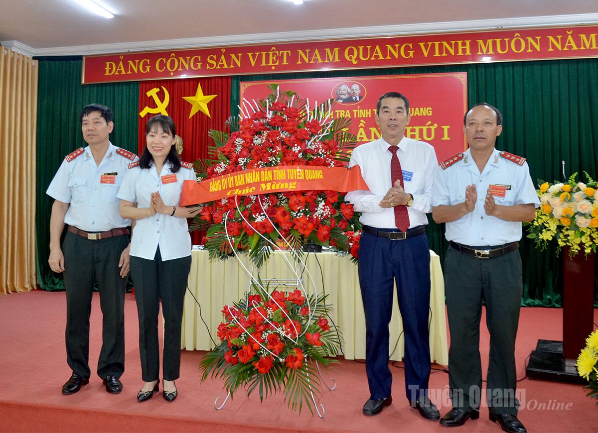 Lãnh đạo Đảng uỷ UBND tỉnh tặng hoa chúc mừng Đại hội Đảng bộ Thanh tra tỉnh nhiệm kỳ 2025-2030.