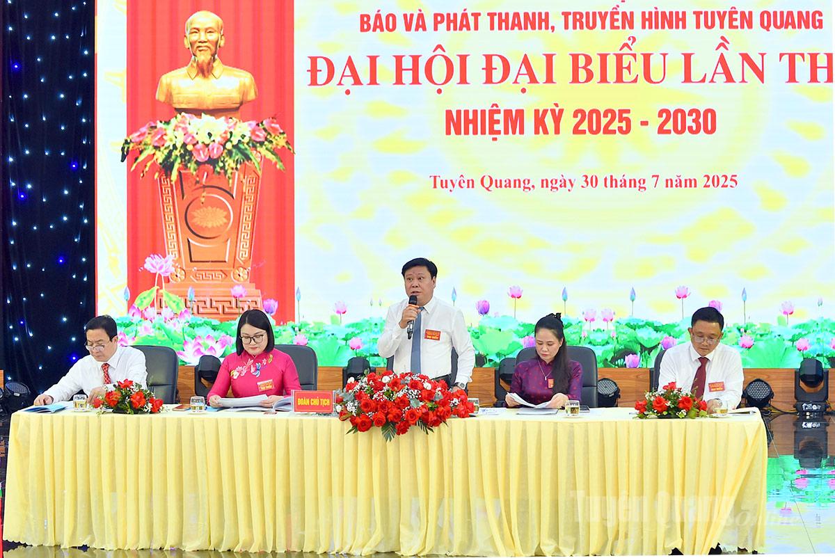 Đồng chí Mai Đức Thông, Bí thư Đảng ủy, Tổng Biên tập Báo và phát thanh, truyền hình Tuyên Quang và Đoàn Chủ tịch điều hành phần thảo luận tại Đại hội. Ảnh Thanh Phúc