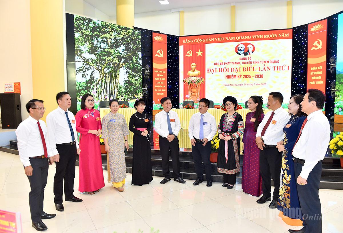 Các đại biểu trao đổi bên lề Đại hội. Ảnh: Thanh Phúc