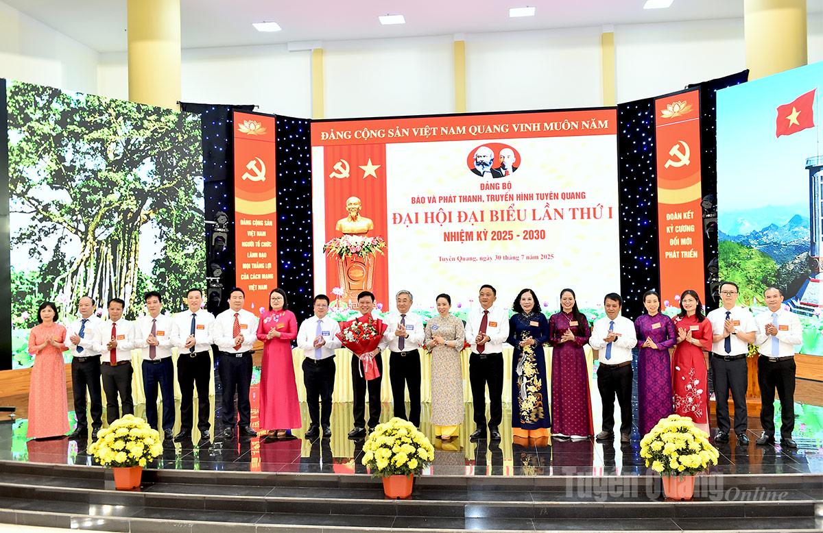Các đại biểu tặng hoa chúc mừng ra mắt BCH Đảng bộ Báo và phát thanh, truyền hình Tuyên Quang. Ảnh: Thanh Phúc