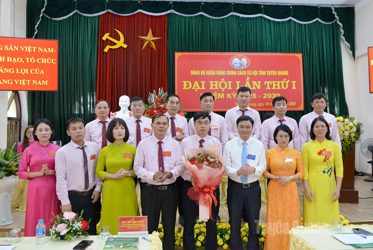  Lãnh đạo Sở Nội vụ tặng hoa chúc mừng Ban Chấp hành Đảng bộ Ngân hàng Chính sách lần thứ I, nhiệm kỳ 2025-2030.