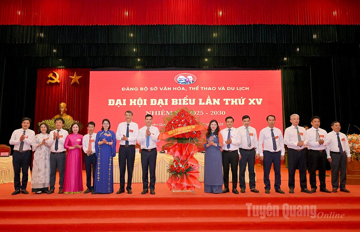 Đồng chí Vương Ngọc Hà, Uỷ viên Ban Thường vụ Tỉnh uỷ, Ủy viên Ban Thường vụ Đảng ủy Ủy ban nhân dân tỉnh, Phó Chủ tịch Uỷ ban nhân dân tỉnh tặng hoa chúc mừng Ban Chấp hành Đảng bộ Sở Văn hóa, Thể thao và Du lịch khóa mới. Ảnh: Quang Hòa