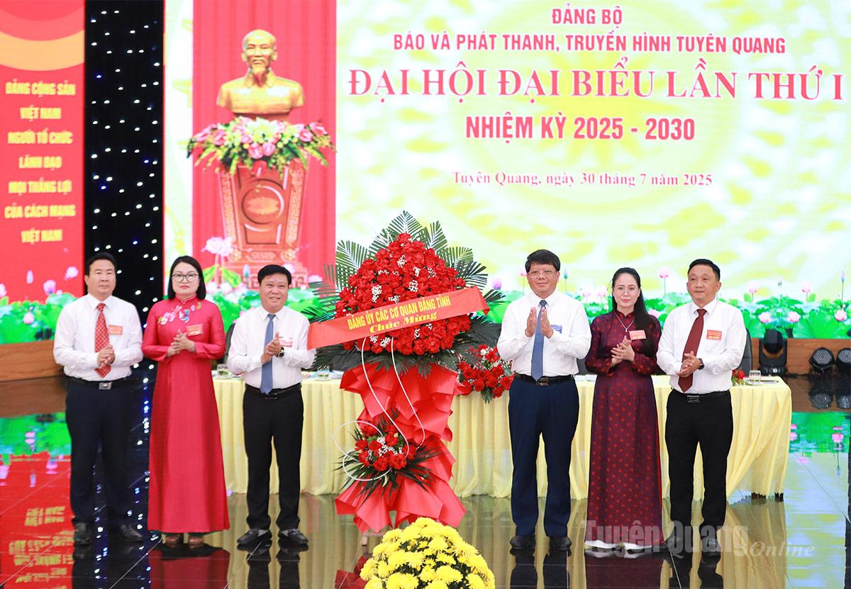 Đồng chí Phó Chủ tịch Thường trực Ủy ban MTTQ tỉnh Hà Trung Kiên tặng hoa chúc mừng Đại hội. Ảnh: Thanh Phúc
