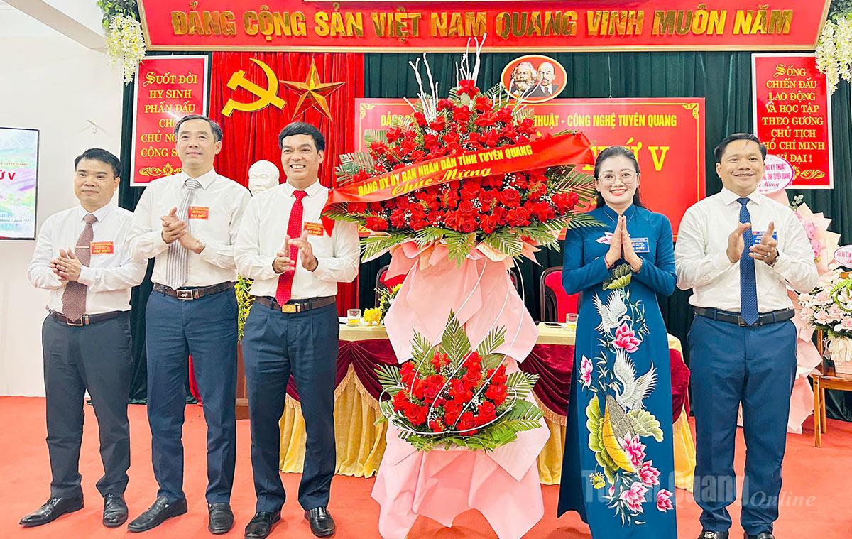 Lãnh đạo Đảng ủy Ủy ban nhân dân tỉnh tặng hoa chúc mừng đại hội.