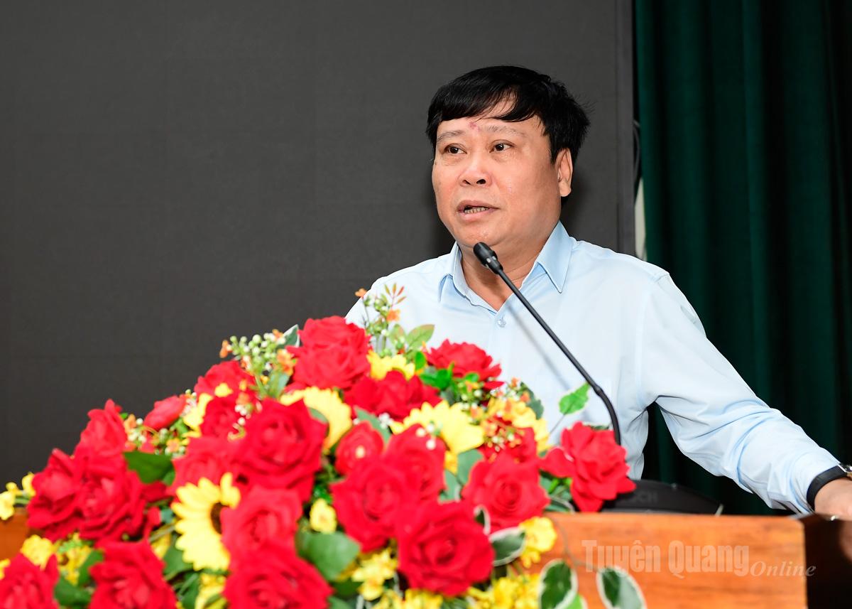 Đồng chí Mai Đức Thông, Ủy viên BCH Đảng bộ tỉnh, Bí thư Đảng bộ, Tổng Biên tập Báo và phát thanh, truyền hình tỉnh Tuyên Quang, Chủ tịch Hội Nhà báo tỉnh phát biểu chúc mừng ngày Truyền thống ngành Tuyên giáo.
