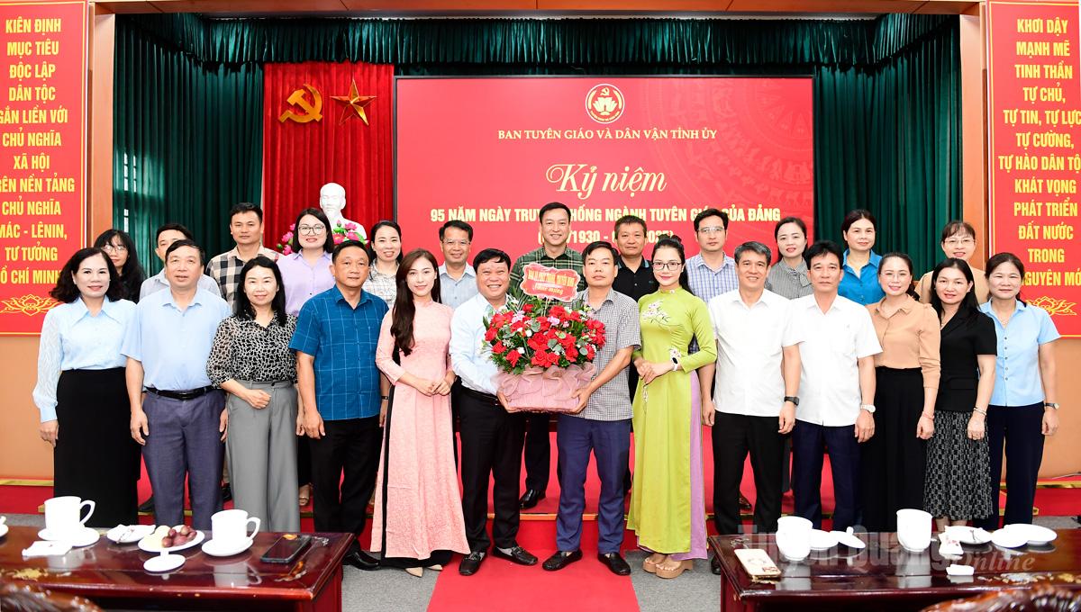 Ban Biên tập Báo và phát thanh, truyền hình Tuyên Quang tặng hoa chúc mừng Ngày truyền thống ngành Tuyên giáo.