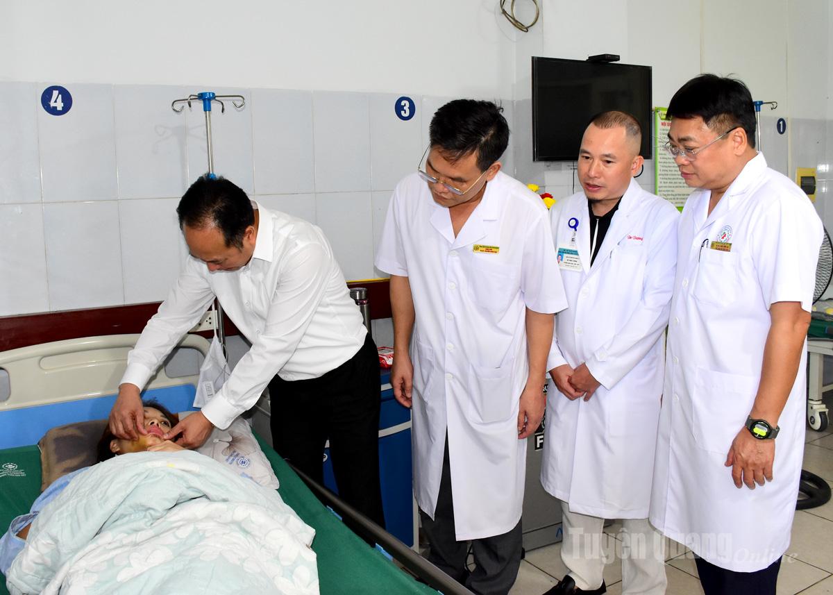 PGS.TS Trần Cao Bính, Giám đốc Bệnh viện Răng hàm mặt Trung ương hội chẩn một ca răng hàm mặt tại Bệnh viện Đa khoa tỉnh.