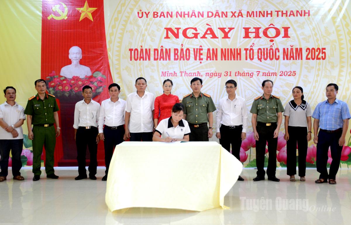 Đại diện các thôn, đơn vị ký kết giao ước thi đua thực hiện hiệu quả phong trào Toàn dân bảo vệ ANTQ trên địa bàn xã.