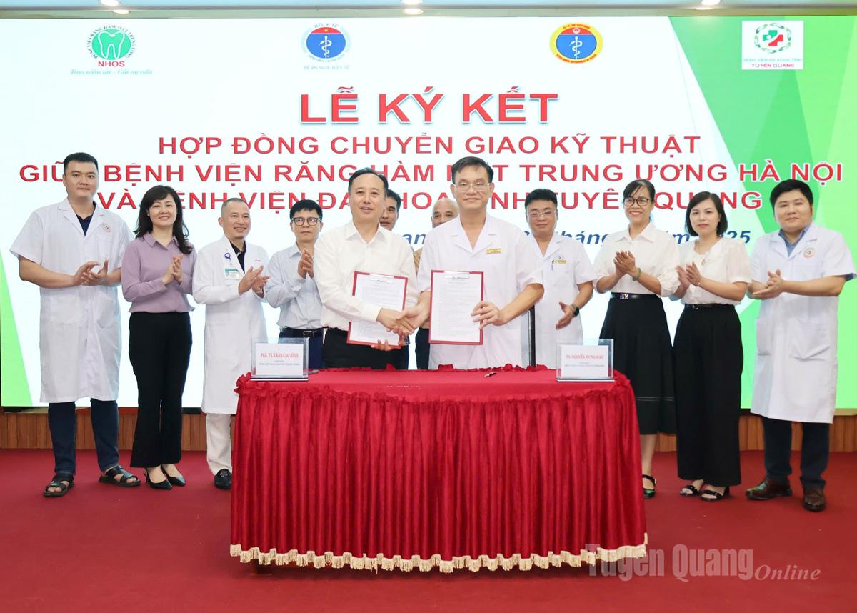 Lễ ký kết hợp tác giữa Bệnh viện Răng hàm mặt Trung ương với Bệnh viện Đa khoa tỉnh.