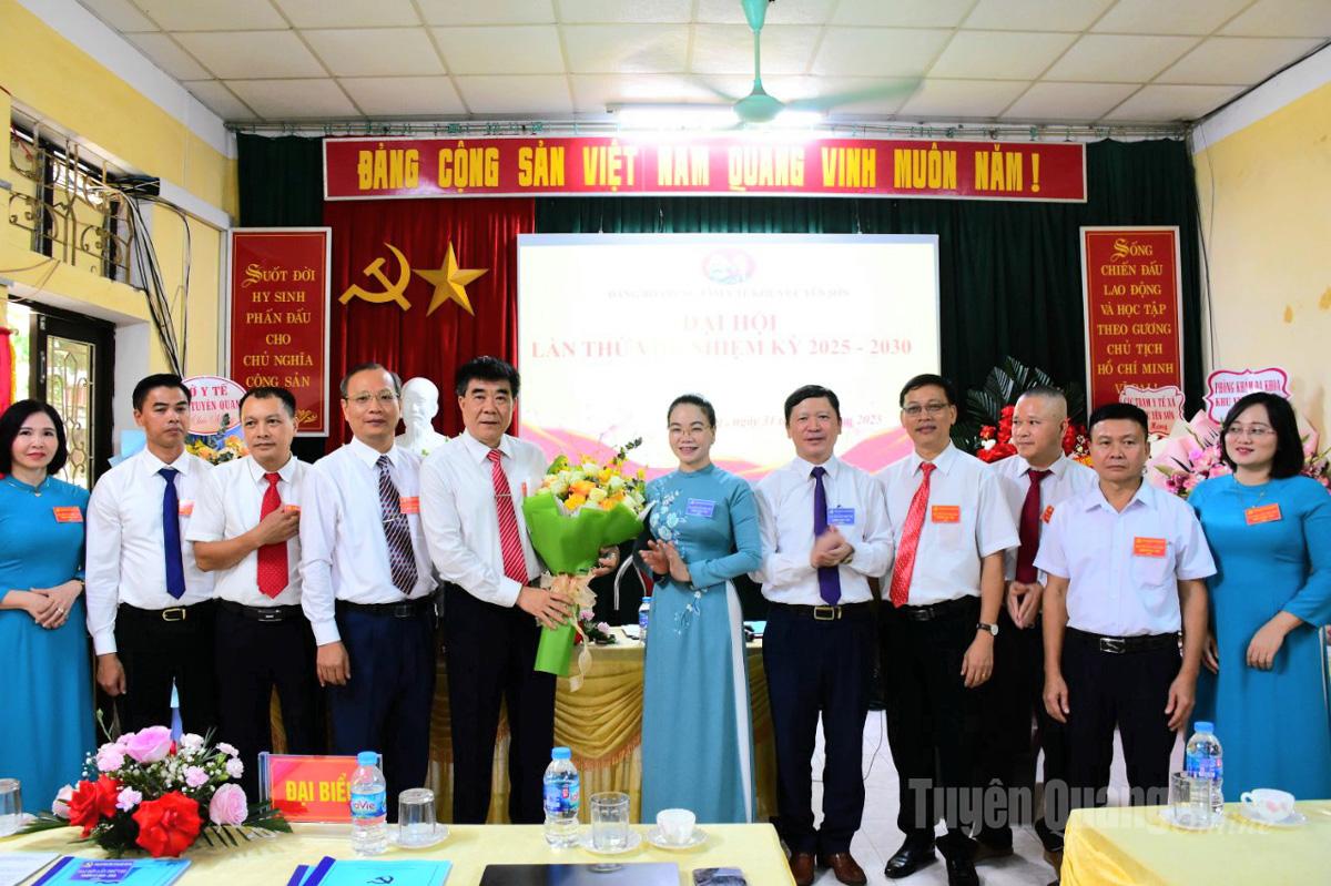 Lãnh đạo phường An Tường, tặng hoa chúc mừng BCH Đảng bộ khoá VIII, nhiệm kỳ 2025-2030 của Trung tâm Y tế khu vực Yên Sơn.