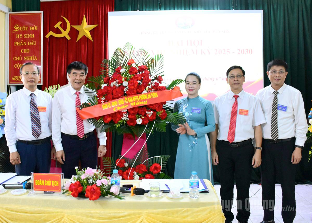Lãnh đạo phường An Tường chúc mừng Đại hội.