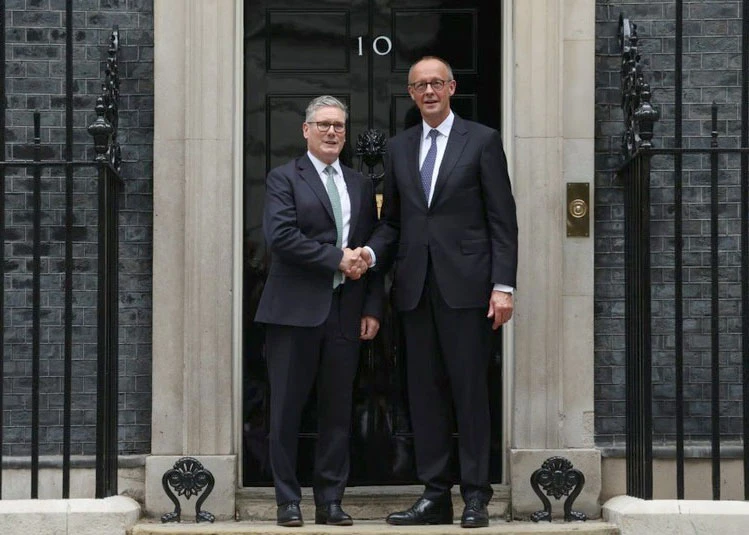 Thủ tướng Anh Keir Starmer và Thủ tướng Đức Friedrich Merz tại Thủ đô London. (Ảnh: politico.eu)