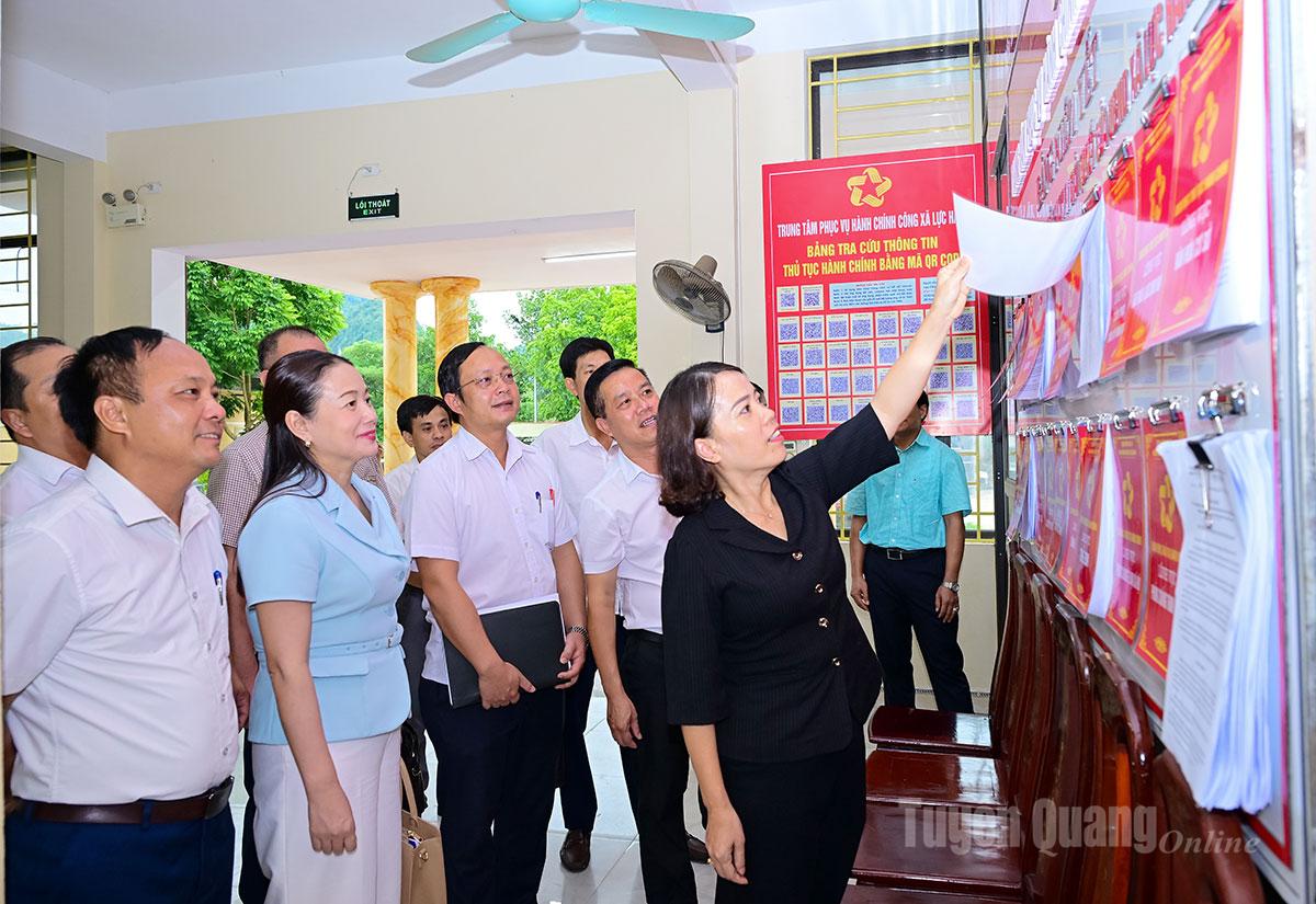 Tổ công tác số 12 của Ban Thường vụ Tỉnh ủy kiểm tra, khảo sát các dịch vụ hành chính công tại xã Lực Hành.