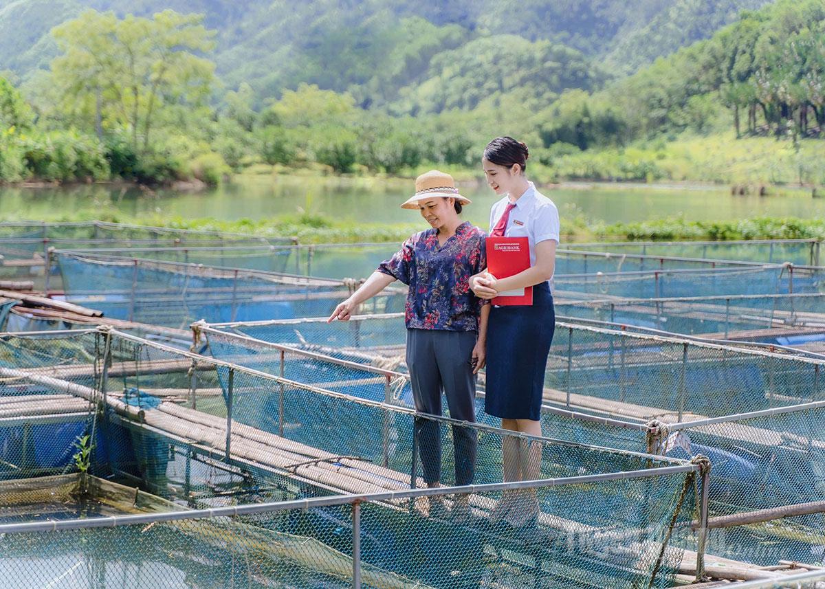 Nhân viên Agribanhk thẩm tra dự án vay vốn sản xuất kinh doanh trên địa bàn xã Chiêm Hoá.