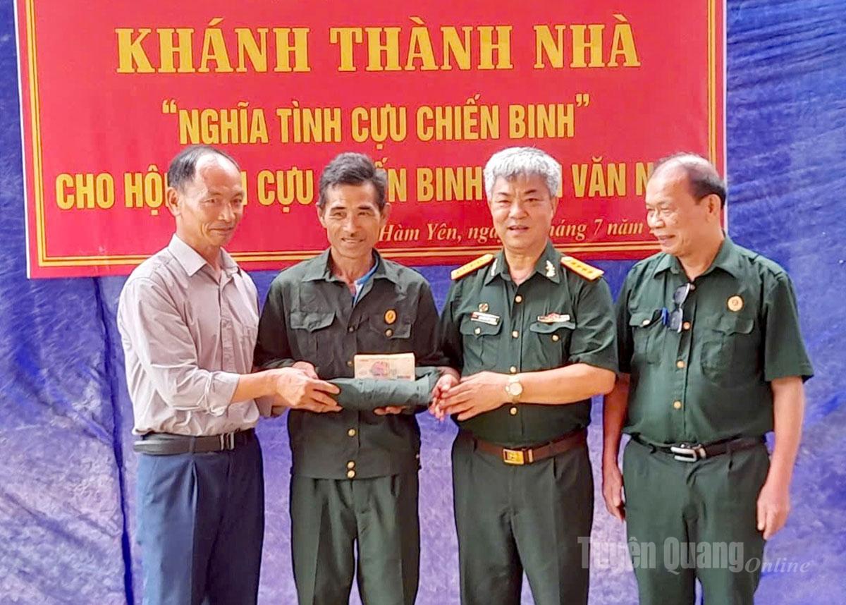 Các đại biểu trao tặng kinh phí và khánh thành nhà cho ông Trần Văn Ngự, thôn 2 Thuốc Thượng, xã Hàm Yên