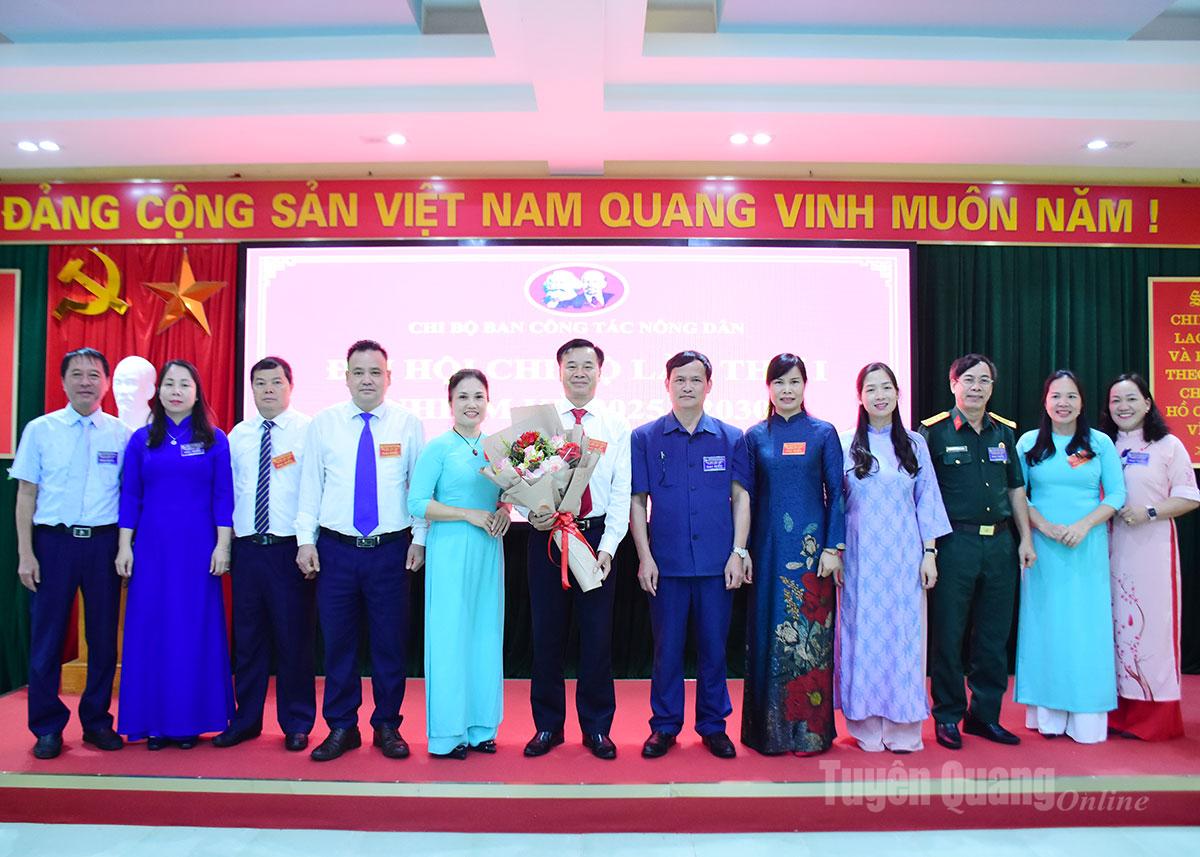 Các đồng chí đại biểu tặng hoa chúc mừng Ban Chấp hành Chi bộ Ban công tác Nông dân, nhiệm kỳ 2025-2030.