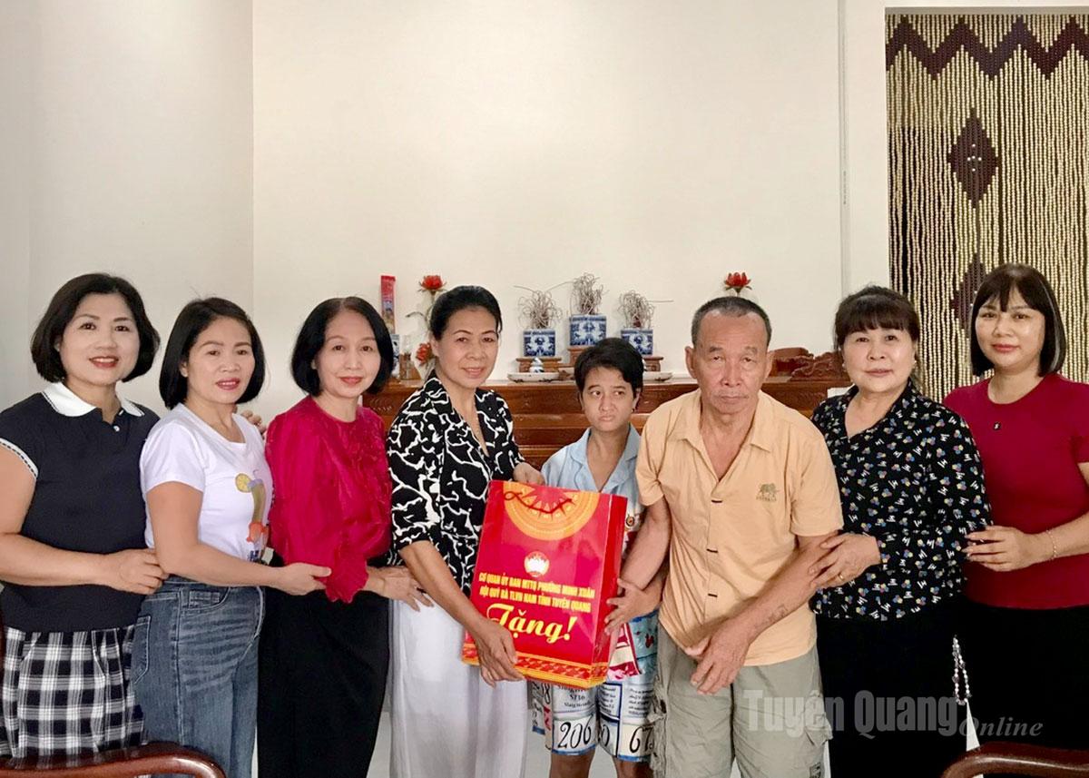  Hội Quý bà thanh lịch Việt Nam tỉnh Tuyên Quang tặng quà gia đình ông Nguyễn Ngọc Nghĩa bị nhiễm chất độc da cam/dioxin tổ dân phố 1, phường Minh Xuân.