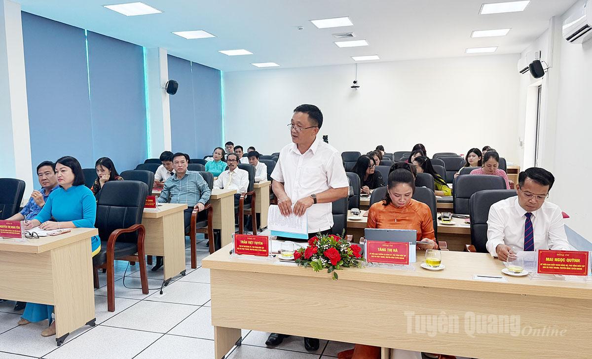 Đồng chí Trần Việt Tuyên, Phó Bí thư Đảng uỷ, Phó Tổng Biên tập Báo và phát thanh, truyền hình Tuyên Quang phát biểu chỉ đạo tại Đại hội.